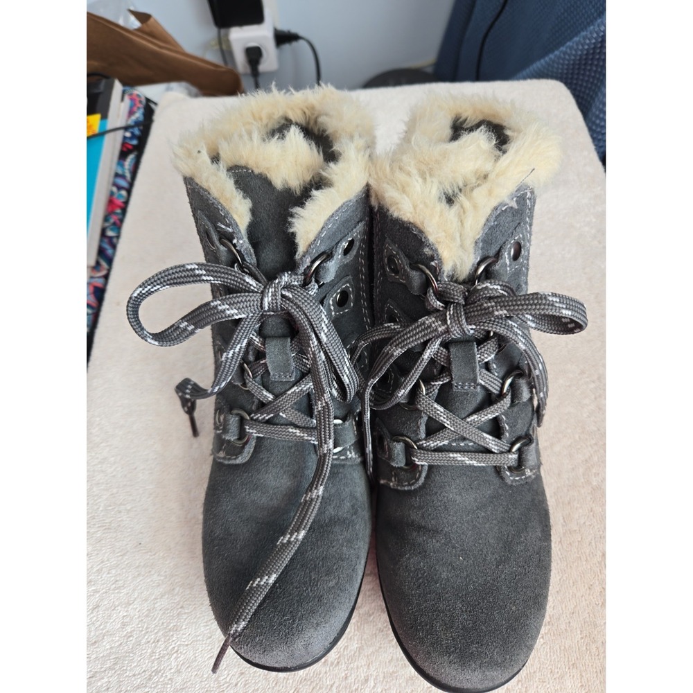 Earth Origins Womans Boots Grey With Fur Around The Inside Size 7 1/2  Crowley